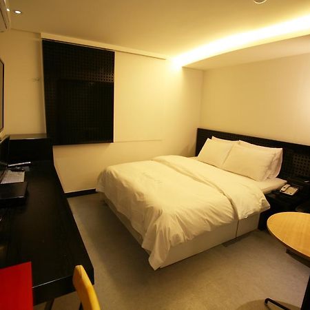 Spring 21 Hotel Sinchon Сеул Екстериор снимка